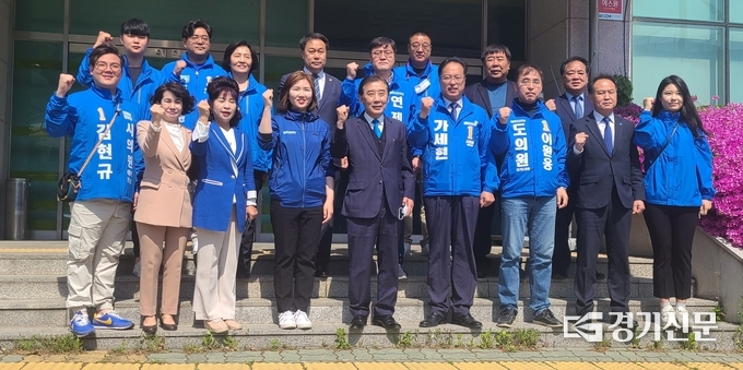 박윤국 더불어민주당 포천시장 후보가 시의원, 도의원 후보자들, 그리고 지지자들과 함께 화이팅을 외치고 있다. (사진=문석완 기자)