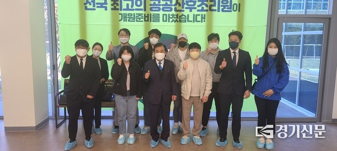 경기포천공공산후조리원을 찾은 박윤국 후보가 청년들과 함께 기념촬영하고 있다. (사진=문석완 기자)
