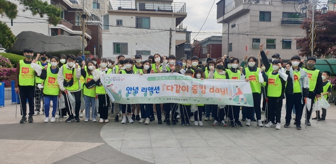 계양구자원봉사센터는 다같이 줍킹day 행사를 통해 생활속 환경실천운동을 벌였다. ( 사진 = 계양구 제공 )