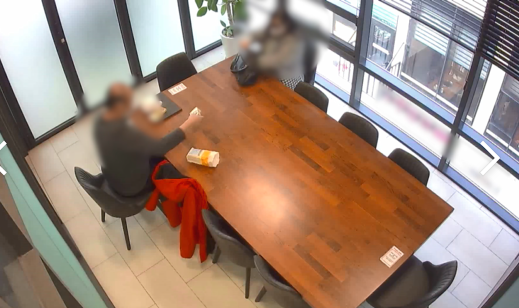 지난 3월 29일 보이스피싱을 의심한 사장 이 모씨(48,여)가 직원 A씨(41, 남)에게 가게 내부 CCTV가 있는 방에서 거래를 하도록 설득해 증거를 확보했다. (영상=경기남부경찰청 제공)