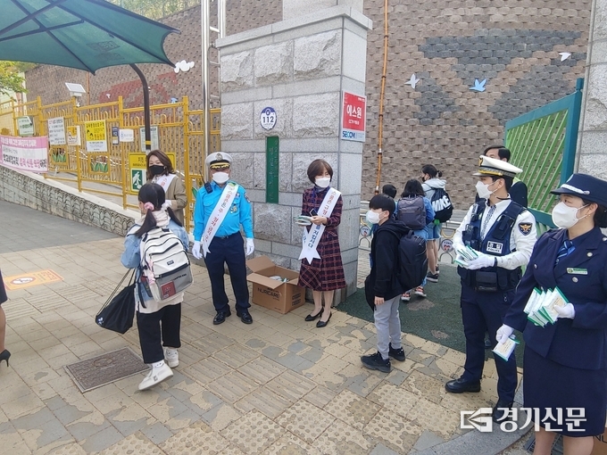 양주경찰서는 삼숭초에서 교통질서 확립을 위한 어린이 교통안전 캠페인을 실시했다. (사진=이호민 기자)