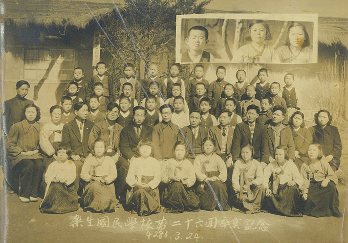 1953 낙생초 26회 졸업기념 사진. (사진=성남학연구소 제공)