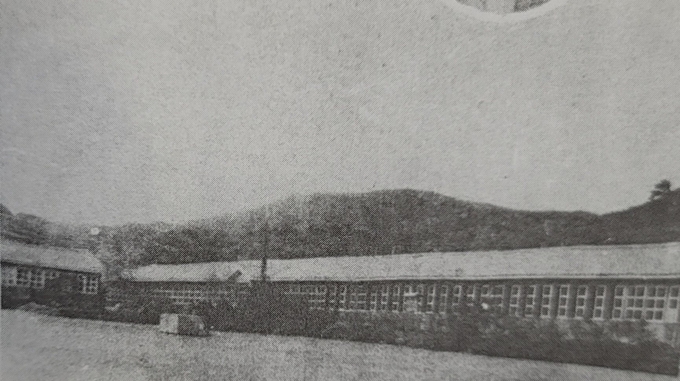 6.25로 불탄 학교를 육군 1사단 장병들이 건축해 1954년 11월 3일 학생의 날에 준공식한 낙생초등학교 모습. (사진=성남학연구소 제공)