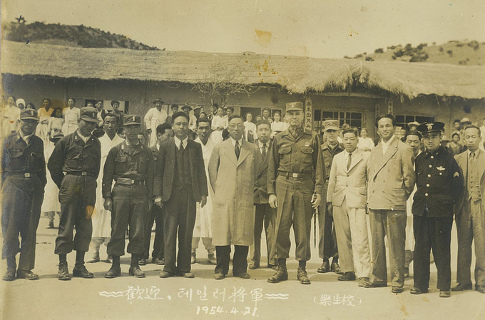 1954년 4월 21일 낙생초등학교를 방문한 미8군사령관 테일러 장군 모습. (사진=성남학연구소 제공)