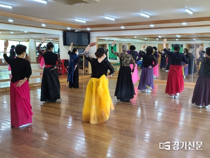 보산동 주민자치센터에서 한국무용 프로그램이 주민들에게 인기를 끌고 있다. (사진=동두천시 제공)