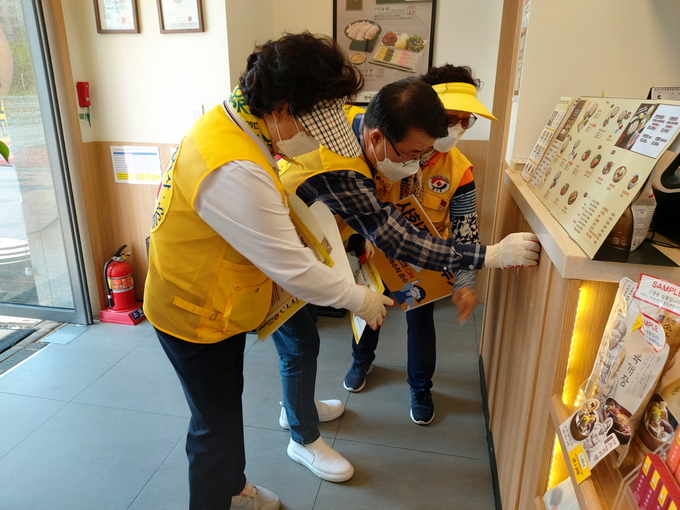 구리시가 국민운동단체와 함께 사회적 거리두기 홍보물 제거 작업을 진행했다.(사진=구리시 제공)