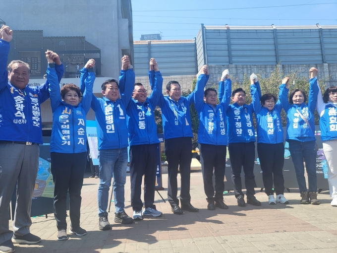 박남춘 민주당 인천시장 예비후보가 3일 동인천역 북광장에서 도시 분야 공약을 발표하고 같은 당 지방선거 출마 후보자들과 기념촬영을 하고 있다. ( 사진 = 유정희 기자 )