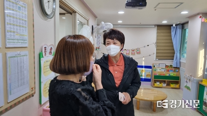 김 후보가 이날 오산의 '24시간 어린이집'을 방문해 원장과 어린이집 운영 현안에 대해 대화하고 있다. (사진=허수빈 기자)
