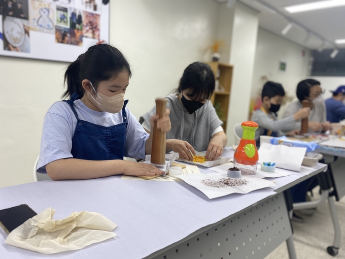 재활용 크레용을 활용해 나만의 창작물을 만들고 있다. (사진=성남산업진흥원 제공)