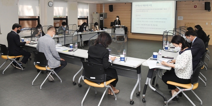 시흥시는 지난 3일 사회․경제적으로 어려움이 있는 위기청소년에게 생활비․학업지원비 등 현금 급여 또는 관련 서비스를 지원하는 ‘위기 청소년 특별지원’ 대상자를 선정하고자 청소년복지심의위원회를 개최했다.(사진=시흥시 제공)