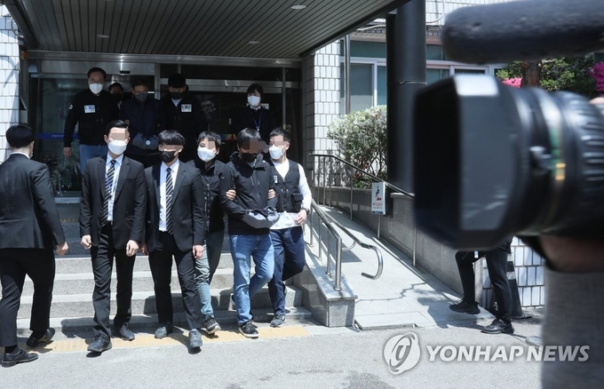 3일 경기도 의정부지법에서 삼표산업 양주사업소 현장소장 등이 영장실질심사를 마친 후 법원을 나서고 있다. (사진=연합뉴스 제공)