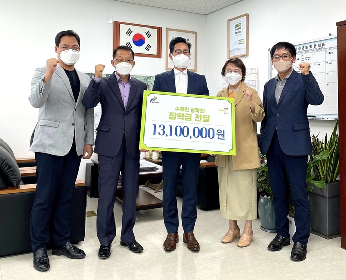 남양주 수동면장학회가 상수원관리지역 주민지원사업비로 조성한 장학금 1천 310만 원을 관내 초·중학교 신입생 55명에게 전달했다.(사진=남양주시 제공)