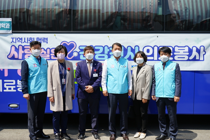‘사랑실은 건강천사’의료봉사. (사진=국민건강보험공단 인천경기지역본부 제공)