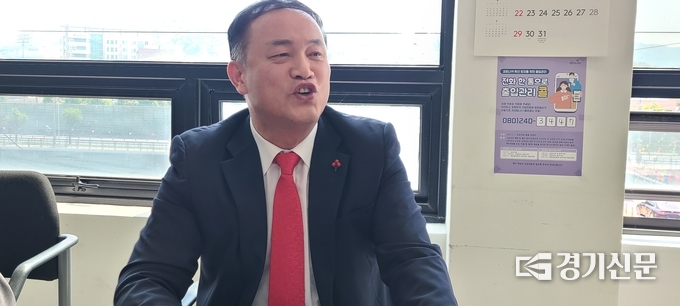 국민의힘 소속 이희승 전 포천시 의원이 기자들의 질문에 답하고 있다. (사진=문석완 기자)