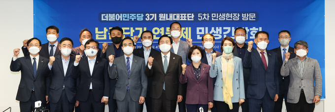 중소기업중앙회-더불어민주당 중소기업계 민생현안 간담회. (앞줄 왼쪽 4번째부터) 박홍근 더불어민주당 원내대표, 김기문 중앙회장. (사진=중소기업중앙회 제공)