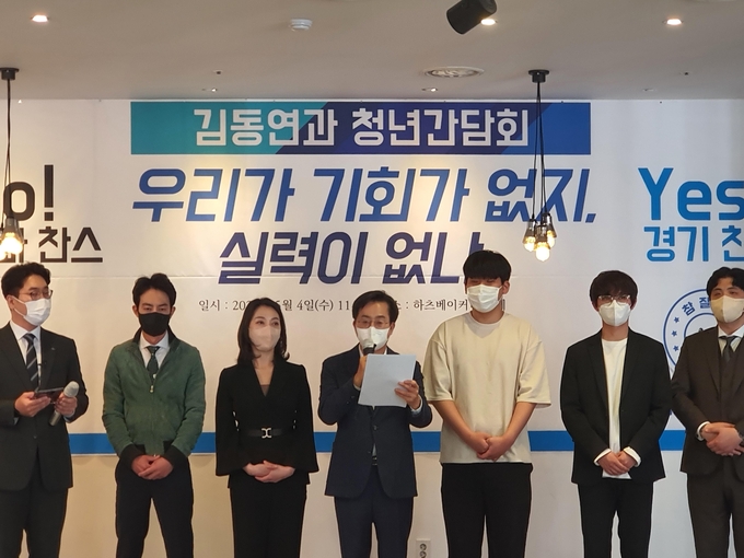 김동연 더불어민주당 경기지사 후보가 4일 안양시 동안구의 한 카페에서 경기도 청년 간담회 및 공약 발표회를 진행했다. (사진=박이선 수습기자)