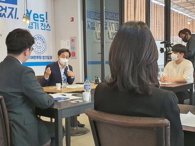 김동연 더불어민주당 경기지사 후보가 4일 안양시 동안구의 한 카페에서 경기도 청년 간담회 및 공약 발표회를 진행했다. (사진=박이선 수습기자)
