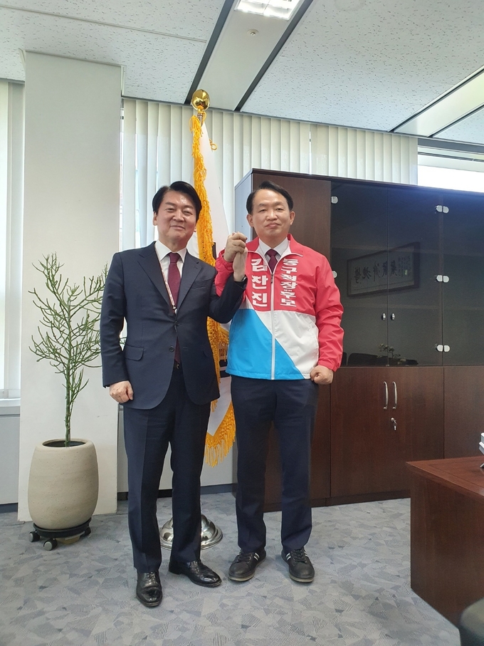 4일 안철수 대통령직인수위원회 인수위원장이 국민의힘 인천 동구청장 경선에서 승리한 국민의당 출신 김찬진 예비후보와 기념촬영을 하고 있다. ( 사진 = 김찬진 후보 캠프 제공 )