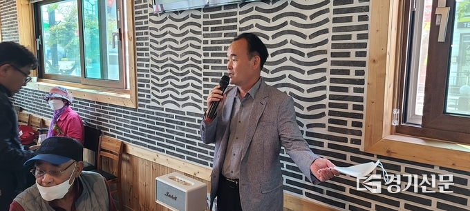 박견영 주민자치회장이 어르신들께 인사하고 있다. (사진=문석완 기자)