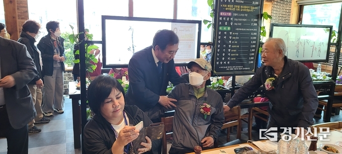 더불어민주당 박윤국 포천시장 후보가 어르신들께 인사하고 있다. (사진=문석완 기자)