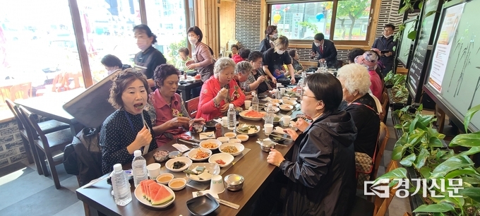 어르신들이 포천동주민자치회 회원들과 담소하며 식사하고 있다. (사진=문석완 기자)