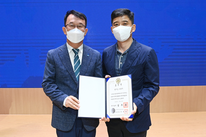 4일 시청 대강당에서 열린 ‘5월의 만남’ 중 권혁주 정책기획과장(오른쪽)이 조청식 수원시장 권한대행에게 표창을 봉납하고 있다. (사진=수원시 제공)