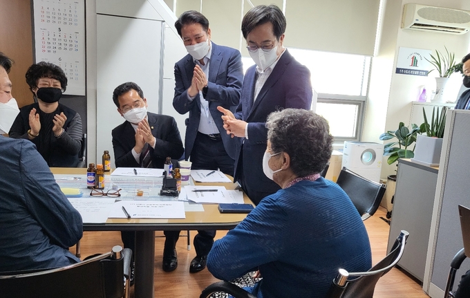 가장 오른쪽부터 김동연 후보 어머니, 김동연 더불어민주당 경기도지사 후보, 최대호 안양시장 등. (사진=김혜진 기자)