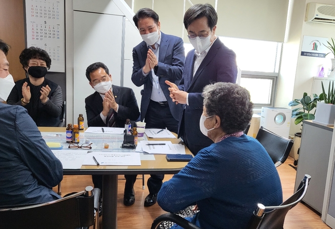 김동연 더불어민주당 경기지사 후보가 4일 안양시 평촌에서 진행한 평촌 공동주택 리모델링연합회 간담회에는 평촌에서 오랜 기간 거주했다는 그의 어머니가 ‘깜짝 손님’으로 등장했다. (사진=김혜진 기자)