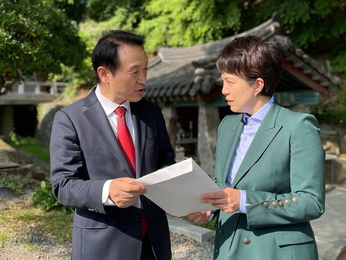 김은혜 국민의힘 경기지사 후보는 지난 4일 임태희 경기도 교육감 예비후보를 만나 교육 현안에 관한 이야기를 나눴다. 김은혜 후보는 현장 학부모들의 의견을 경청해 교육 환경이 우수한 경기를 만들기 위한 방안을 찾겠다고 밝혔다. (사진=김은혜 캠프 제공) 