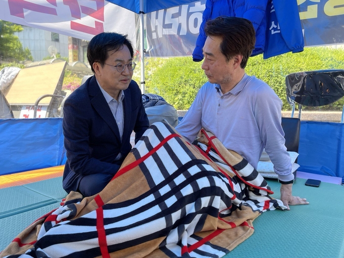 5일 김동연 후보(사진 왼쪽)가 조신 전 예비후보의 단식농성장을 찾았다. (사진=조신 전 예비후보 제공)