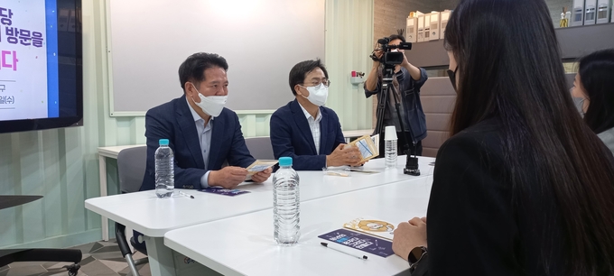 더불어민주당 김동연 경기도지사 후보와 최대호 안양시장 후보가 안양시 범계역 인근에서 평촌신도시 리모델링연합회 관계자들을 만나고 있다.(사진=최대호 안양시장측 제공)