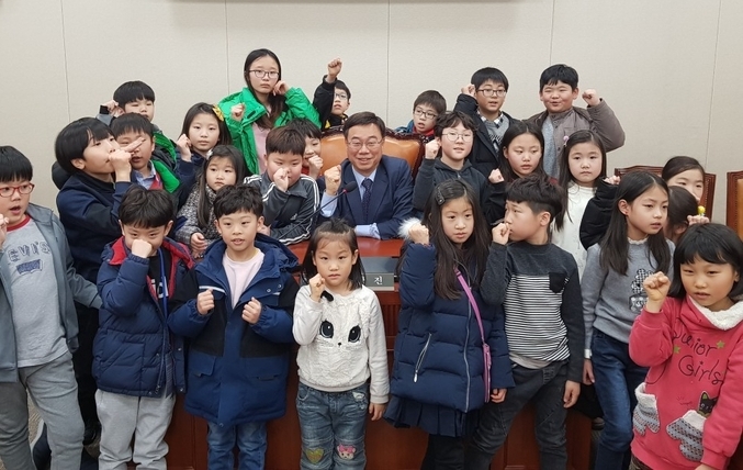 어린이날 행사장에 만난 어린이들과 신 후보가 기념촬영을 하고 있다. (사진=신상진 후보 제공)