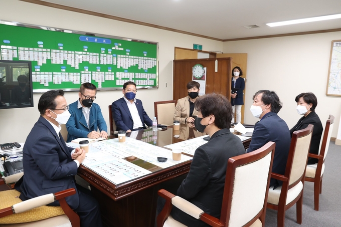김성호APAP예술감독·송재환 안양시장 권한대행·최태규 안양시민축제 총감독등이다.
