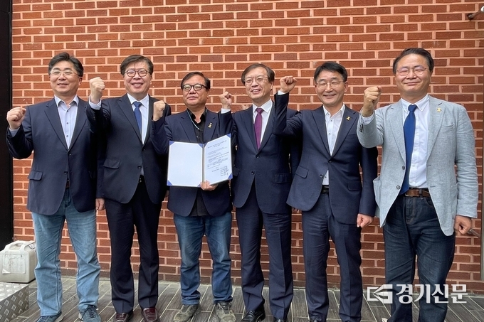 경기도교육감 진보진영 예비후보 5명이 6일 후보 단일화 합의를 이뤘다고 발표했다. 왼쪽부터 성기선, 이한복, 송성영(경기교육혁신연대상임대표), 김거성, 박효진, 송주명 예비후보. (사진=강현수 기자)