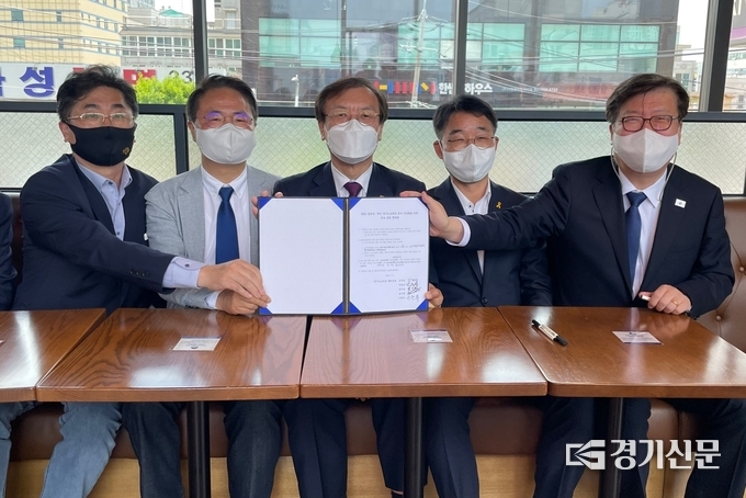 경기도교육감 진보진영 예비후보 5명이 6일 ‘2022 민주적·혁신 경기도교육감 후보 단일화를 위한 후보 공동 합의문’에 공동 서명했다. 왼쪽부터 성기선, 송주명, 김거성, 박효진, 이한복 예비후보. (사진=강현수 기자)