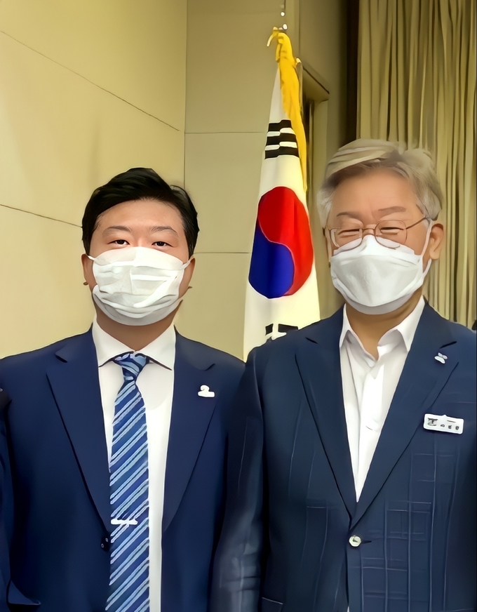 왼쪽부터 남궁형 더불어민주당 인천 동구청장 예비후보와 이재명 상임고문.( 사진 = 남궁형 캠프 제공 )