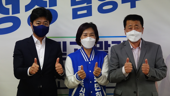 신민철 더불어민주당 전 남양주시장 예비후보(왼쪽)가 6일 최민희 후보를 공개 지지했다.이철영 남양주시의회 의장(오른쪽 첫번째).(사진=최민희 후보 캠프 제공)