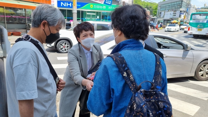 김은혜 국민의힘 경기도지사 후보가 7일 남양주의 한 시장을 방문했다. (사진-허수빈 기자)