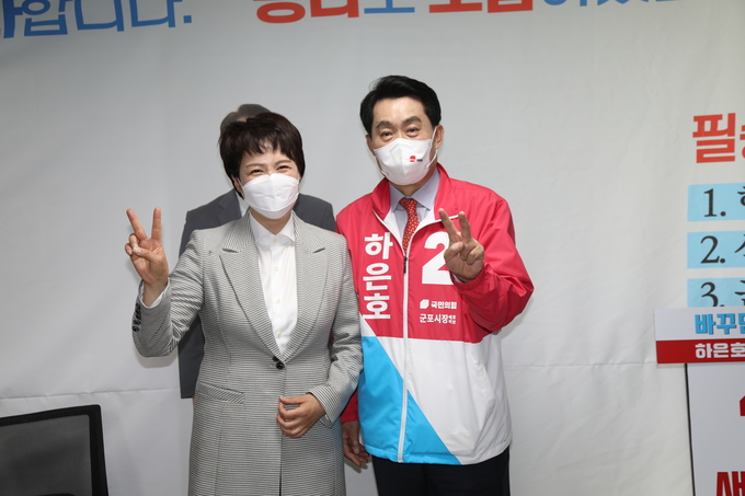 국민의 힘 하은호 군포시장 예비후보와 김은혜 경기도지사 후보가 개소식을 축하하고 있다.(사진=하은호 군포시장 예비후보측 제공)
