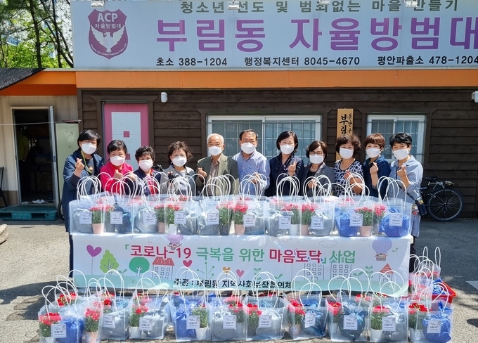 안양 부림동 어르신들 카네이션 받고 환한 미소를 짓고 있다.(사진=안양시 부림동 지역사회보장협의체 제공)