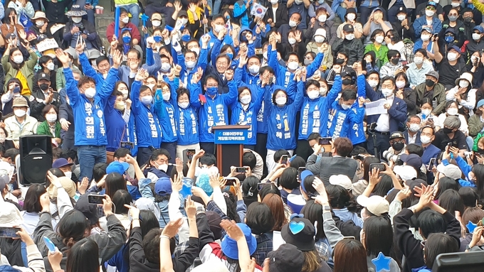 8일 오전 인천 계양구 계양산 입구에서 이재명 더불어민주당 상임고문이 계양을 국회의원 보궐선거 출마를 선언한 뒤 같은 당 지방선거 출마 후보들과 함께 승리를 다짐하고 있다. ( 사진 = 최태용 기자 )