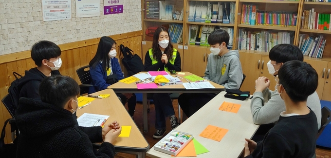 기획워크숍을 통해 프로젝트를 만들어가는 마을교사와 이천몽실활동 학생들. (사진=이천교육지원청 제공)