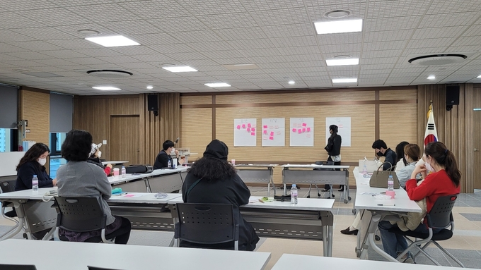 이천몽실의 마을교사들이 기획워크숍 진행을 위한 사전 준비를 하고 있다. (사진=이천교육지원청 제공)