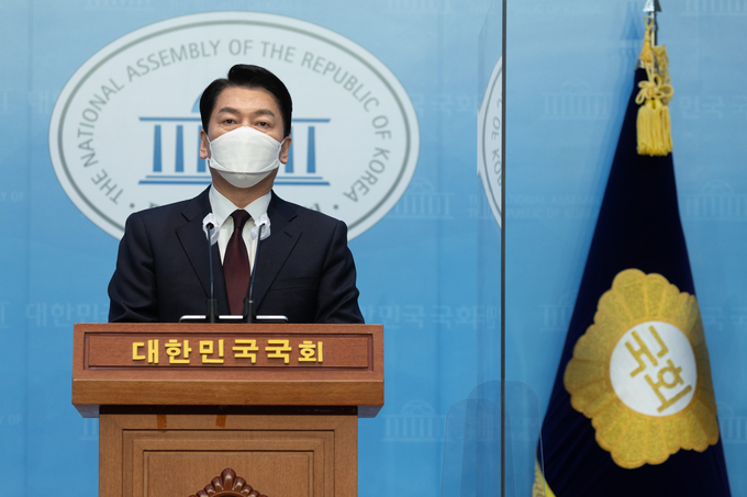 안철수 대통령직인수위원장이 8일 국회 소통관에서 경기 분당갑 국회의원 보궐선거 출마 선언 기자회견을 하고 있다. (사진=연합뉴스 제공)