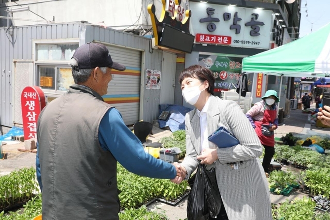 김은혜 국민의힘 경기지사 후보가 어르신과 인사를 나누고 있다. (사진=김은혜 후보 캠프 제공)