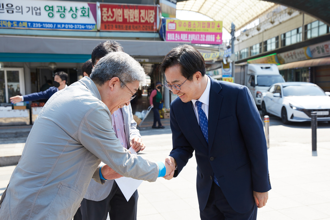 김동연 더불어민주당 경기지사 후보가 어르신과 인사를 나누고 있다. (사진=김동연 후보 캠프 제공)