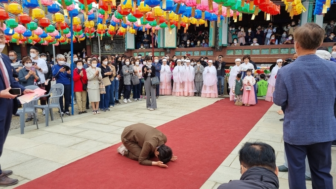 김은혜 후보는 또다시 자리를 벗어나 보란 듯이 행사장 가운데로 이동했다. 크게 허리를 굽히며 여러 차례 인사하는 모습을 보이면서 주변 시민들로부터 호응을 이끌었다. (사진=허수빈 기자)