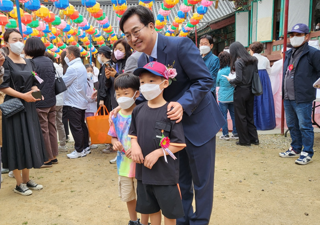 김동연 더불어민주당 경기지사 후보는 성법스님과의 비공개 차담회를 가진 후 시민들과 인사를 나누고 일일이 명함을 건네며 얼굴 알리기에 주력했다. (사진=박이선 수습기자)