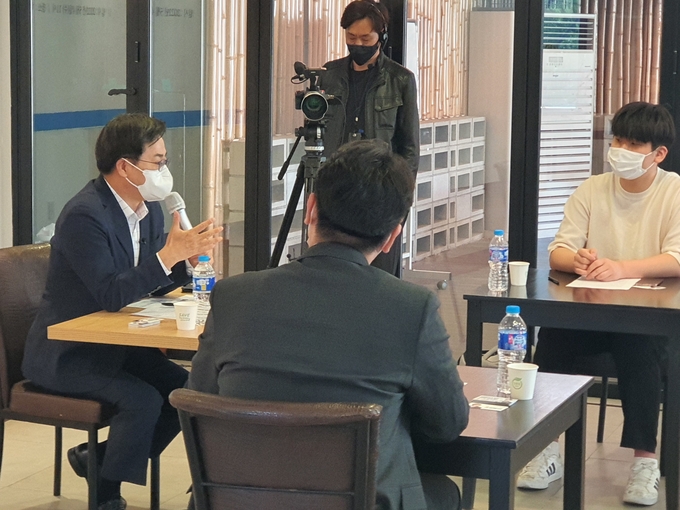 청년들과 이야기를 나누는 김동연 더불어민주당 경기도지사 후보(가장 좌측) (사진=박이선 수습기자)