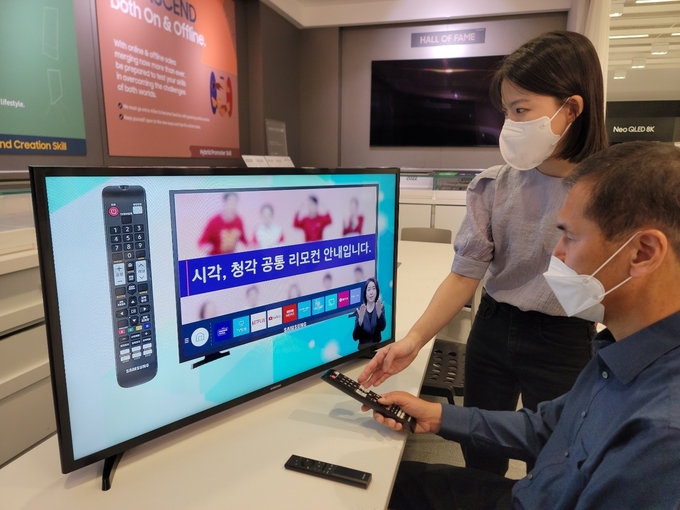 경기도 수원시 영통구에 위치한 삼성전자 수원 디지털시티에서 시각, 청각장애인 TV 담당자와 시각 장애 임직원이 제품에 대해 의견을 나누고 있다. (사진=삼성전자 제공)
